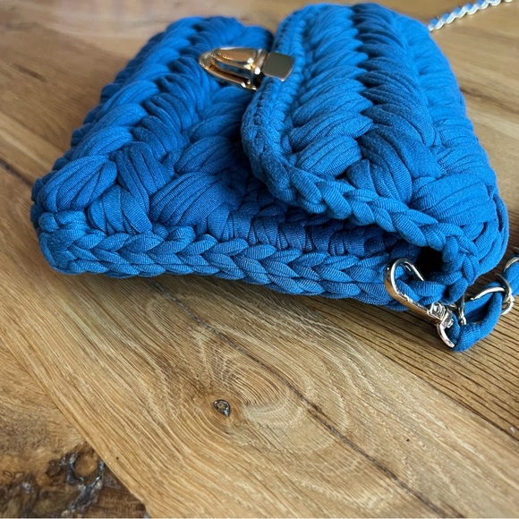NEW Handmade Crochet Crossbody Handbag with Gold Chain - Picture 7 of 8